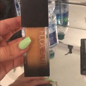 HUDA BEAUTY FOUNDATION SHADE CUSTARD 220N💕